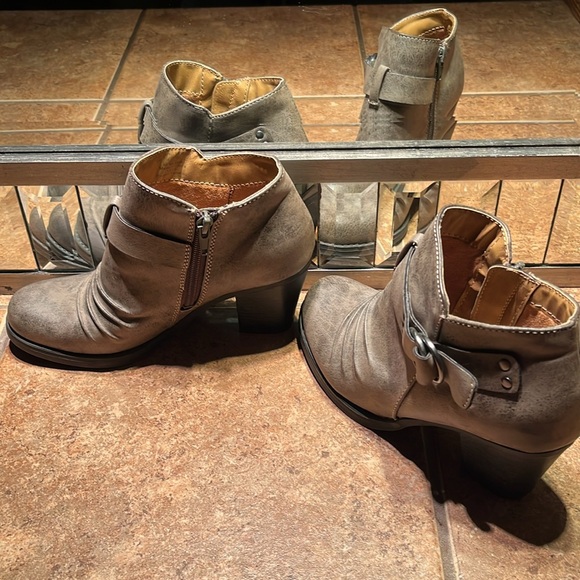 Natural Soul Gray & Black Booties - Picture 5 of 11